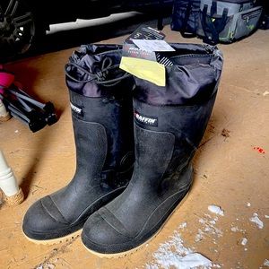Baffin titan steel toe rubber boots . Very warm -100 rated. Brand new
